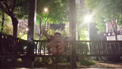 公园夜晚露出自慰